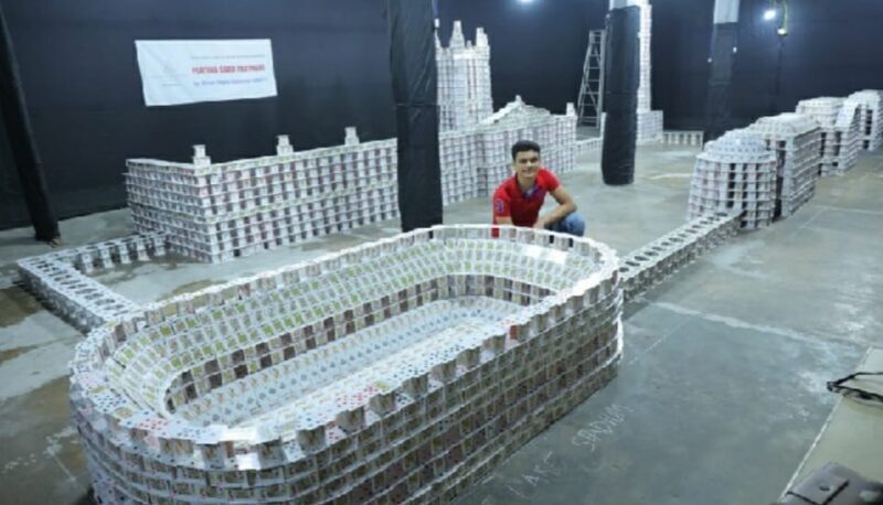 गजब का हुनर ; 15 साल के अर्नव ने ताश के पत्तों से बना दी विशेष इमारतें