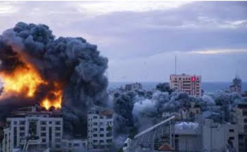 Israel – hamas war : इजरायल के हवाई हमले में दक्षिणी गाजा में 32 लोगों की मौत, हाहाकार