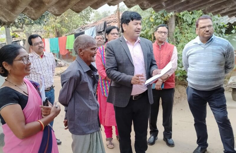 जगन्नाथपुर की इंदिरा नगर कुष्ठ कॉलोनी में मतदाता पंजीकरण प्रक्रिया का किया भौतिक निरीक्षण