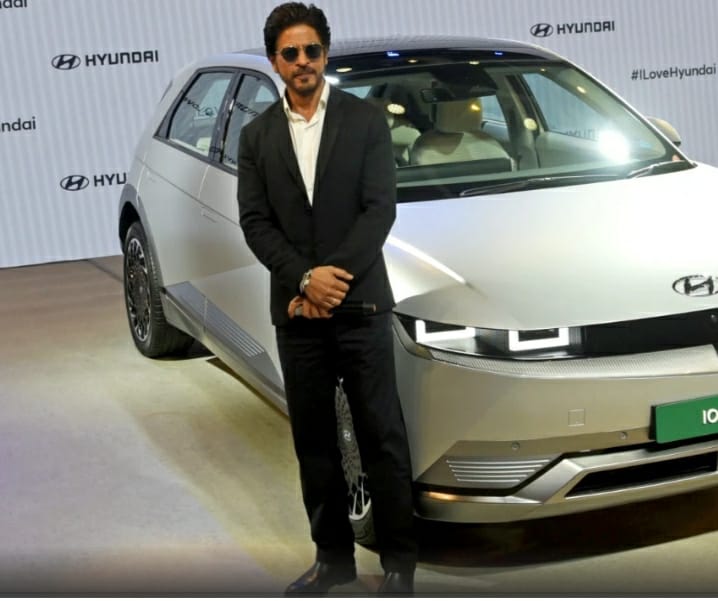 हुंडई कंपनी ने बॉलीवुड अभिनेता शाहरुख खान को गिफ्ट की Ioniq 5 कार, जानिए फीचर्स, स्पेसिफिकेशन और कीमत।