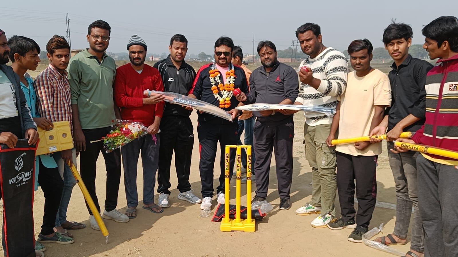समाजसेवी मुख्तार खान ने युवाओं को दी क्रिकेट किट
