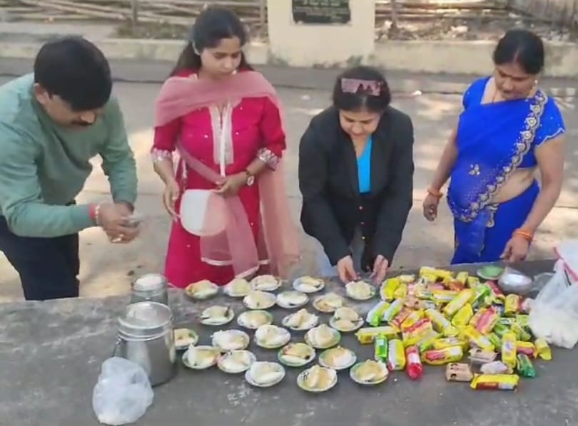 बेटे के जन्मदिन पर गरीबों को भोजन कराया 