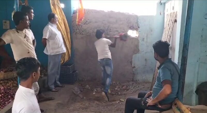 पुराना बाजार सब्जी मंडी के दुकानदारों ने तोड़ी दीवार 1 पुराना बाजार सब्जी मंडी के दुकानदारों ने तोड़ी दीवार
