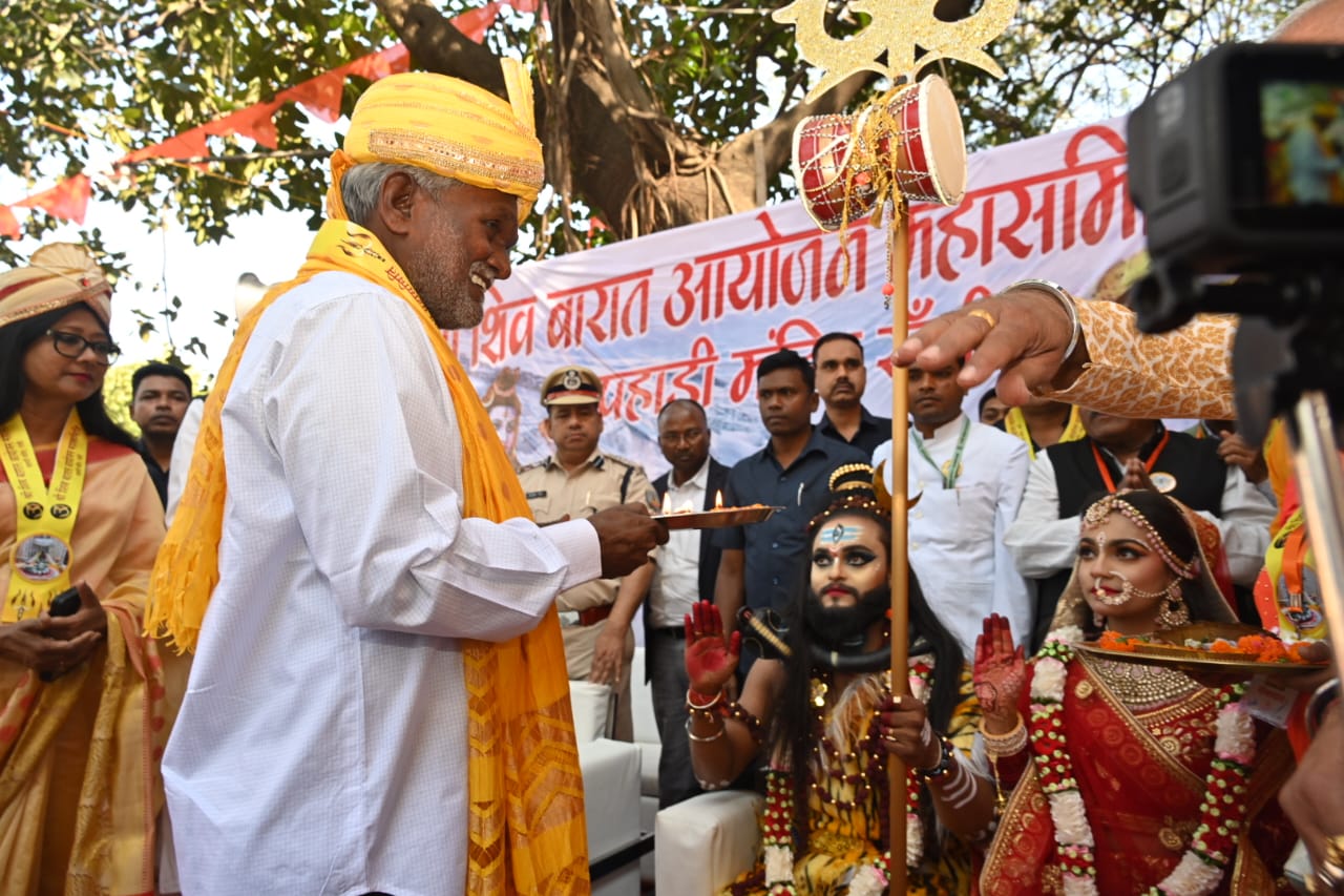 मुख्यमंत्री चम्पाई सोरेन ने रांची में बाबा भोलेनाथ से झारखंड वासियों की सुख-समृद्धि की कामना की