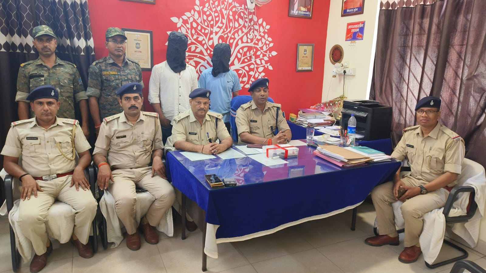 Dhanbad: बैंक मोड़ पुलिस ने दो अपराधियों को हथियार के साथ किया गिरफ्तार