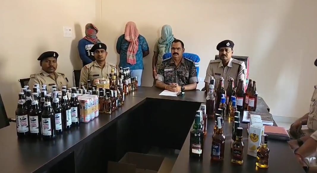 Dhanbad: ऑफलाइन के साथ ऑनलाइन शराब उपलब्ध कराने वाले तीन को पुलिस ने किया गिरफ्तार