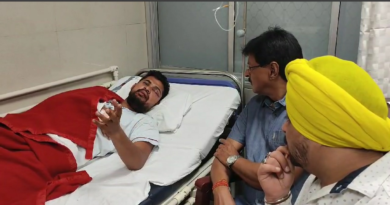 पत्रकार दुर्गेश पिटाई मामले में लोगों का अस्पताल पहुंचना जारी, अब AISMJWA के राष्ट्रीय महासचिव और पूर्व आयुक्त ने जाना उनके स्वास्थ्य का हाल