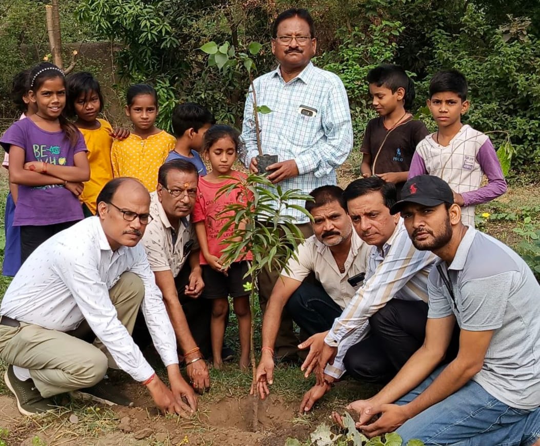 Dhanbad: पृथ्वी दिवस पर आम के पौधे लगा कर लिया धरती बचाने का संकल्प