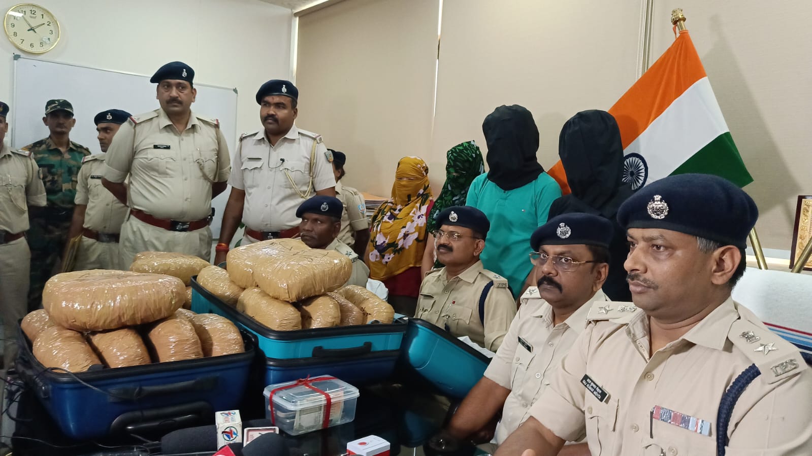 Jharkhand: रांची में 08 लाख रुपये के गांजा के साथ 02 महिलाओं सहित चार गिरफ्तार 