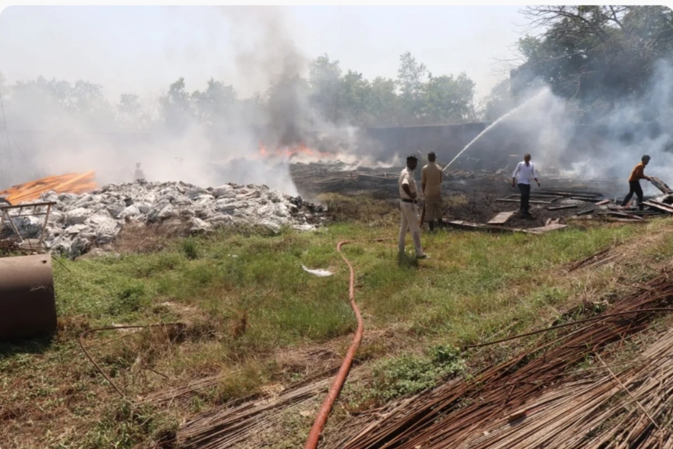 Dhanbad: लार्सन एंड टुब्रो के गोदाम में लगी आग