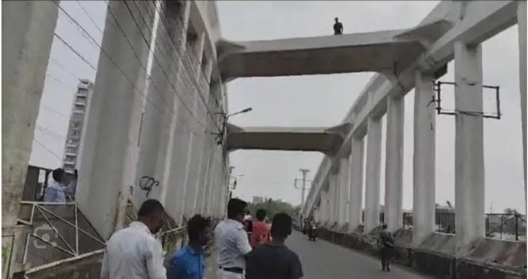 Kolkata: हावड़ा ब्रिज पर चढ़ गया युवक, इसके बाद जो हुआ…
