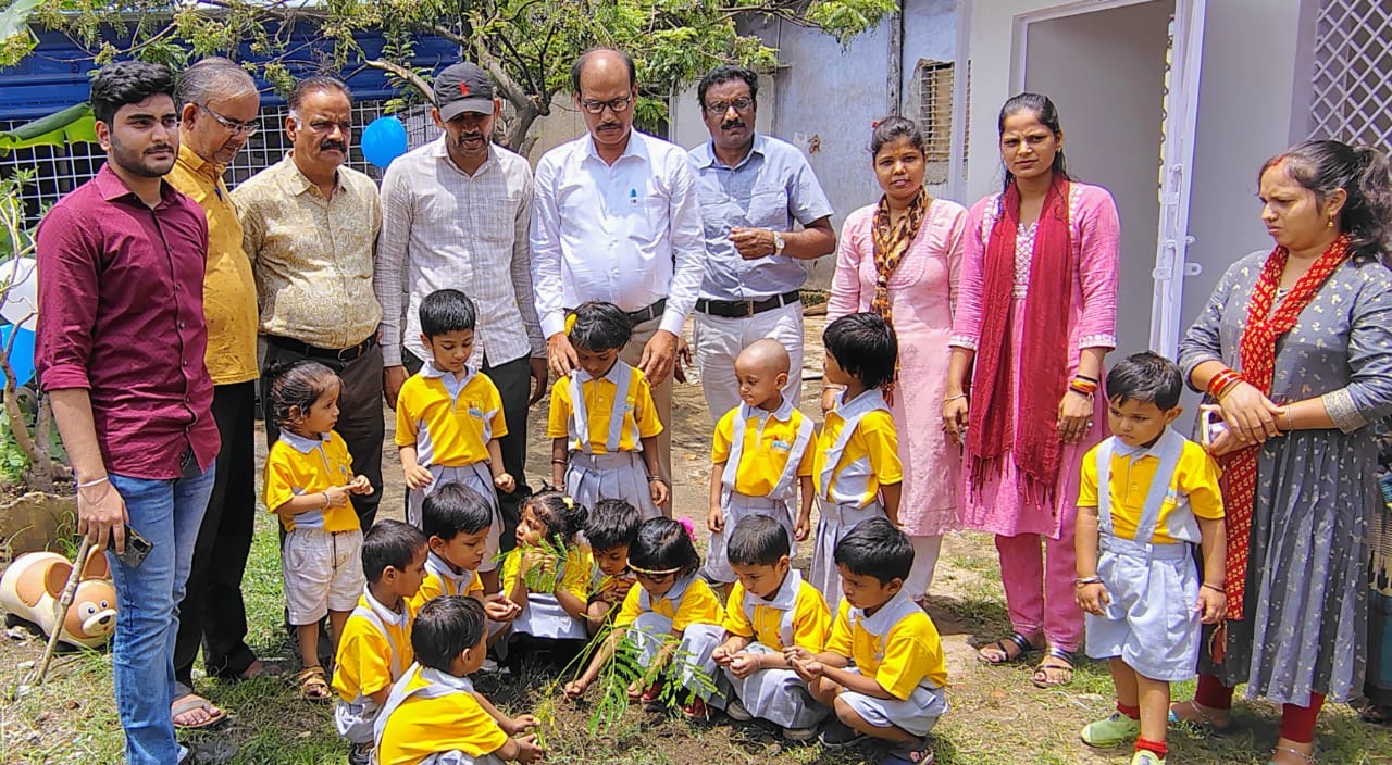 लर्न एंड प्ले स्कूल में बच्चों ने लगाये पौधे, अभिभावकों ने लिया पर्यावरण संरक्षण का संकल्प