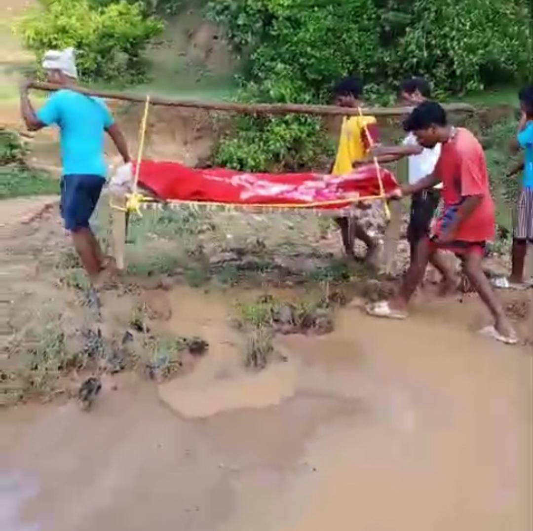 आदिवासी महिला को इलाज़ के लिए खटिया पर लाद कर लें जाया जा रहा था अस्पताल, रास्ते में मौत 