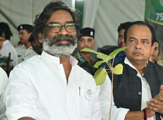 कैमरून से लौटे प्रवासी मजदूरों को सरकारी योजनाओं से किया जायेगा आच्छादित