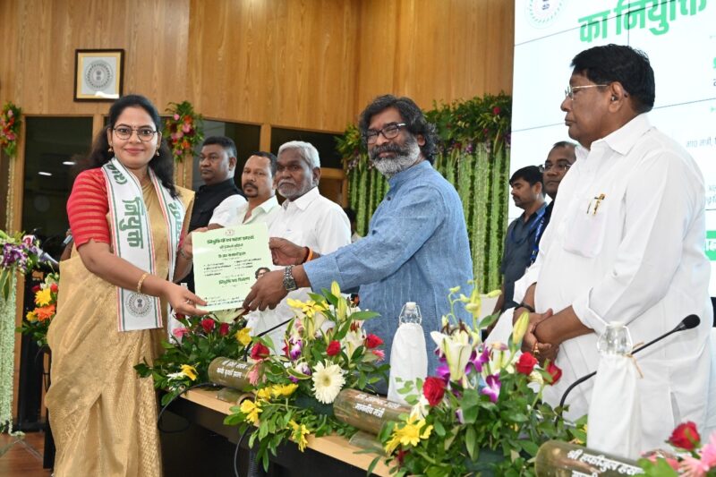 मुख्यमंत्री हेमन्त सोरेन ने 183 चयनित अभ्यर्थियों के बीच बांटा नियुक्ति पत्र