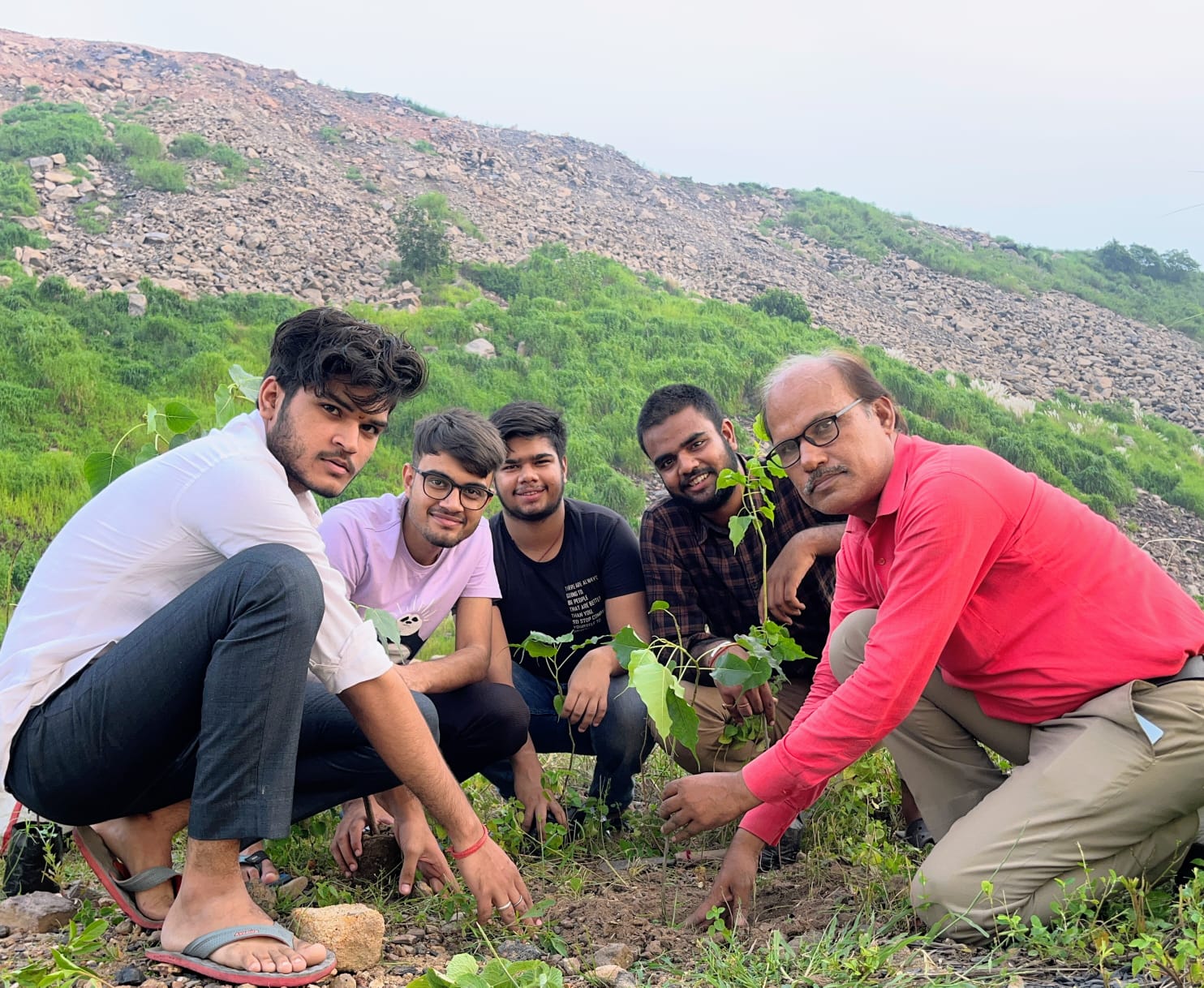 पूर्वजों के नाम से राजापुर ओबी पर लगाये गये पीपल के स्मृति वृक्ष 