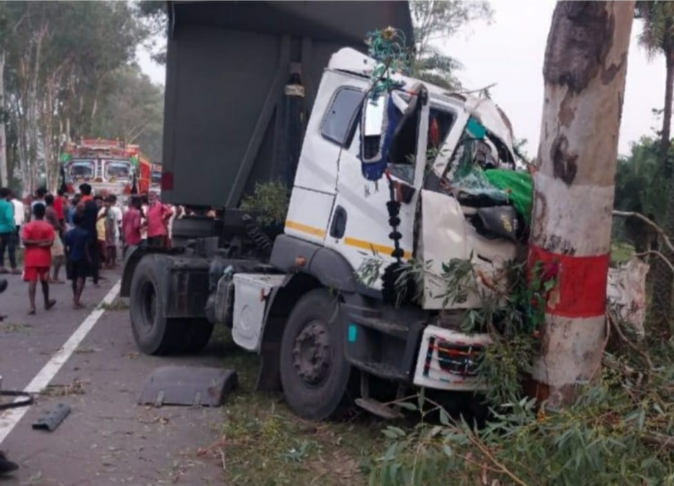 सड़क किनारे दौड़ रहीं तीन युवतियों को वाहन ले कुचला, दो कि स्पॉट डेथ, लोगों ने…