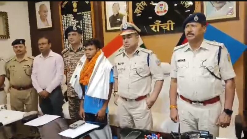 टीएसपीसी एरिया कमांडर मुनेश्वर गंझू ने रांची पुलिस के समक्ष किया सरेंडर,दी गतिविधियों की जानकारी