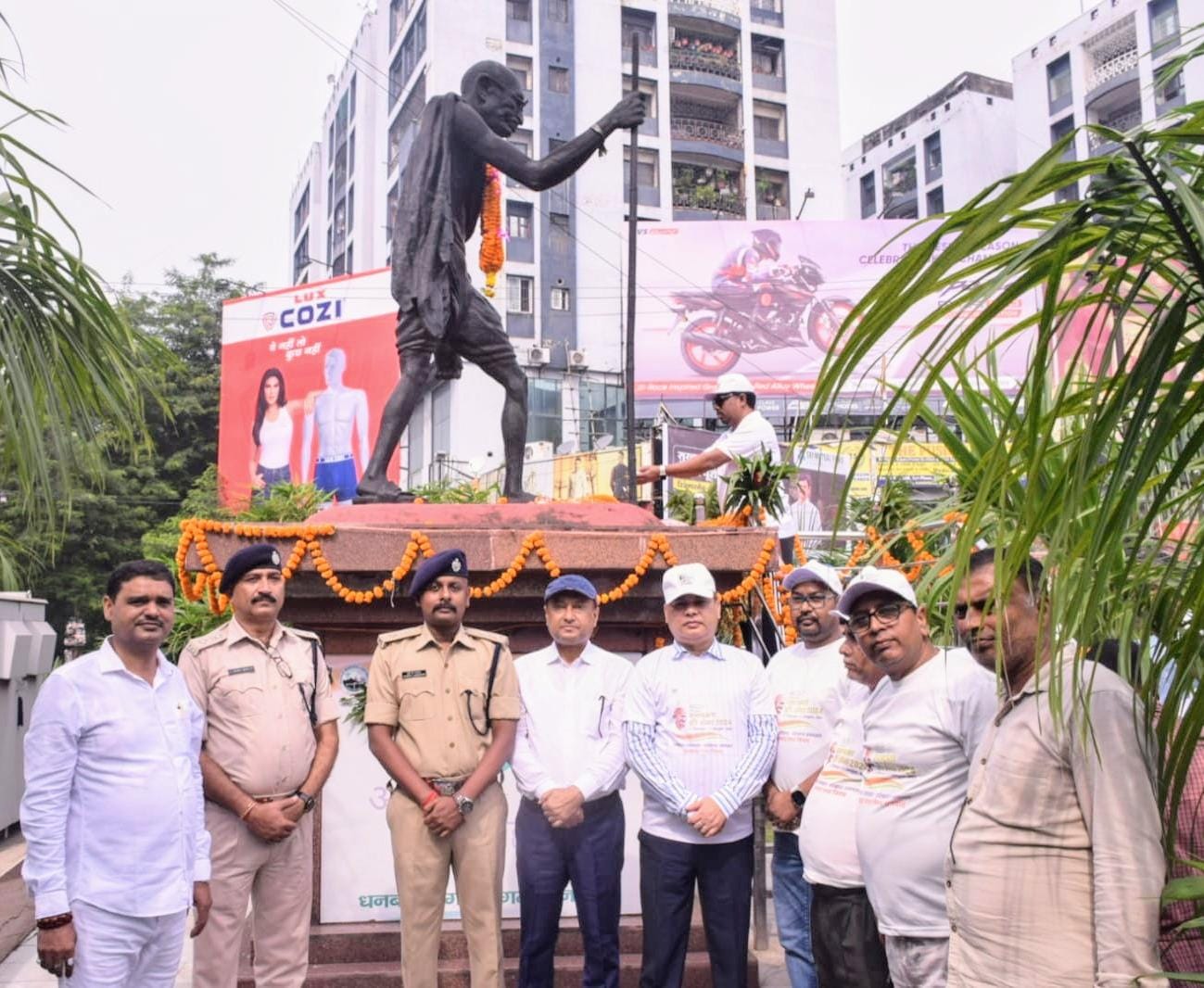 डीडीसी, एसएसपी सहित अन्य पदाधिकारियों ने दी राष्ट्रपिता तथा पूर्व प्रधानमंत्री को श्रद्धांजलि