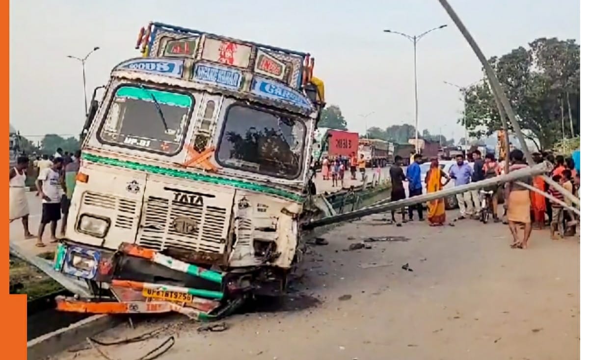 मिर्जापुर में बेकाबू ट्रक ने ट्रैक्टर को मारी टक्कर, 10 मजदूरों की मौत, तीन गंभीर रूप से घायल