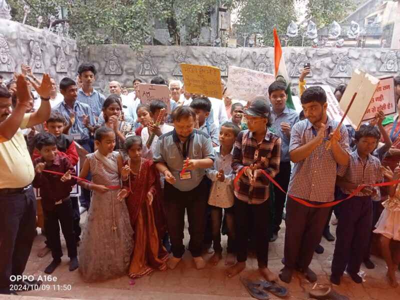 पहला कदम के दिव्यांग बच्चों ने पूजा मंडप का फीता काटकर शुभारंभ किया