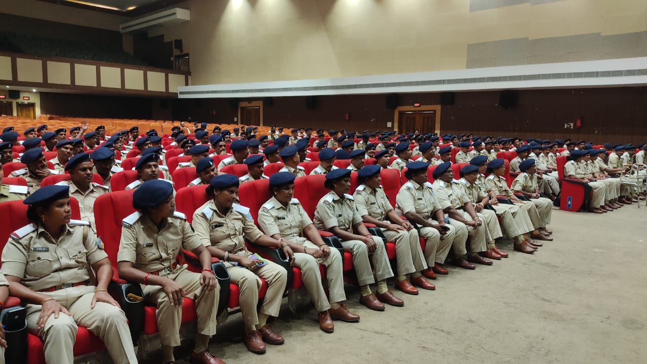 पुलिस विभाग में प्रोन्नती पाने वाले अधिकारियों के लिए पिपिंग सेरेमनी आयोजित