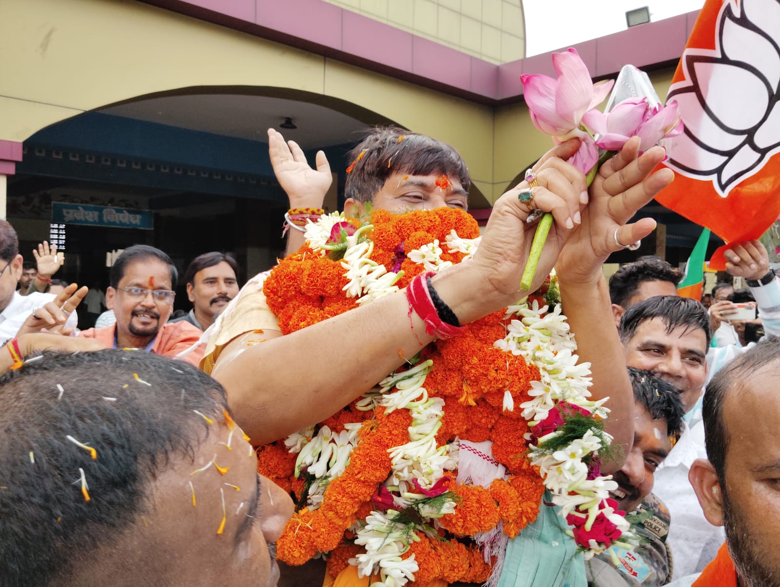 दिल्ली से धनबाद पहुंचे भाजपा प्रत्याशी राज सिन्हा का भव्‍य स्वागत