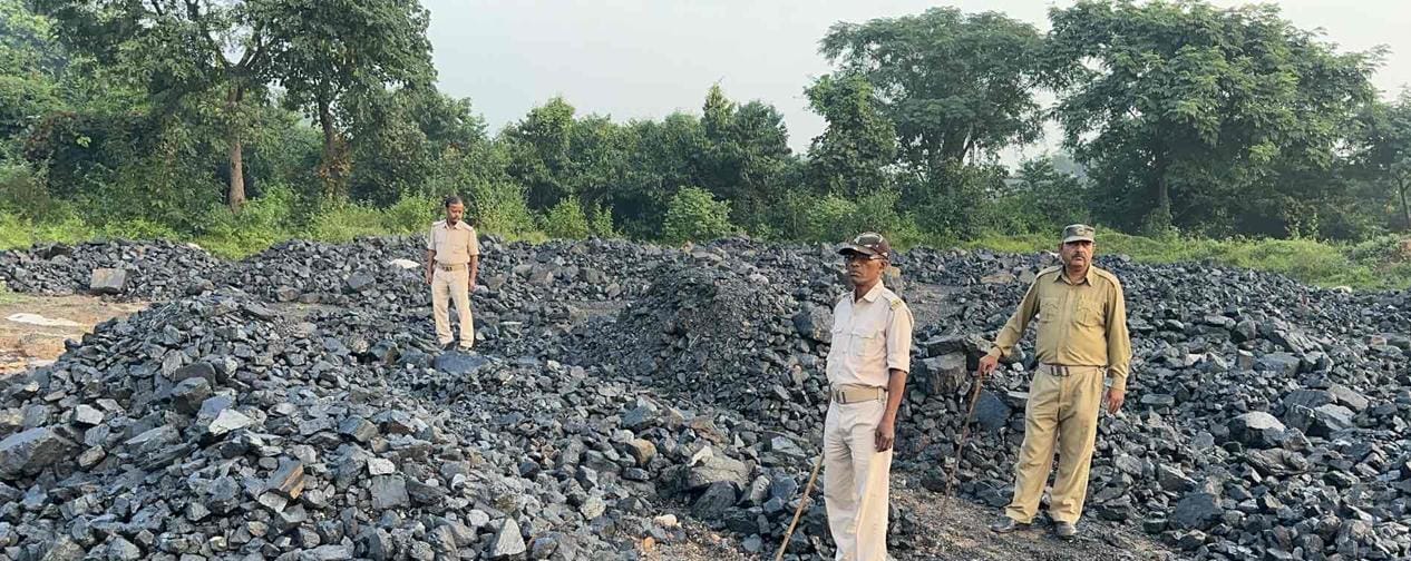 धनबाद में अवैध कोयला तस्करी का खुलासा, भारी मात्रा में कोयला जब्त