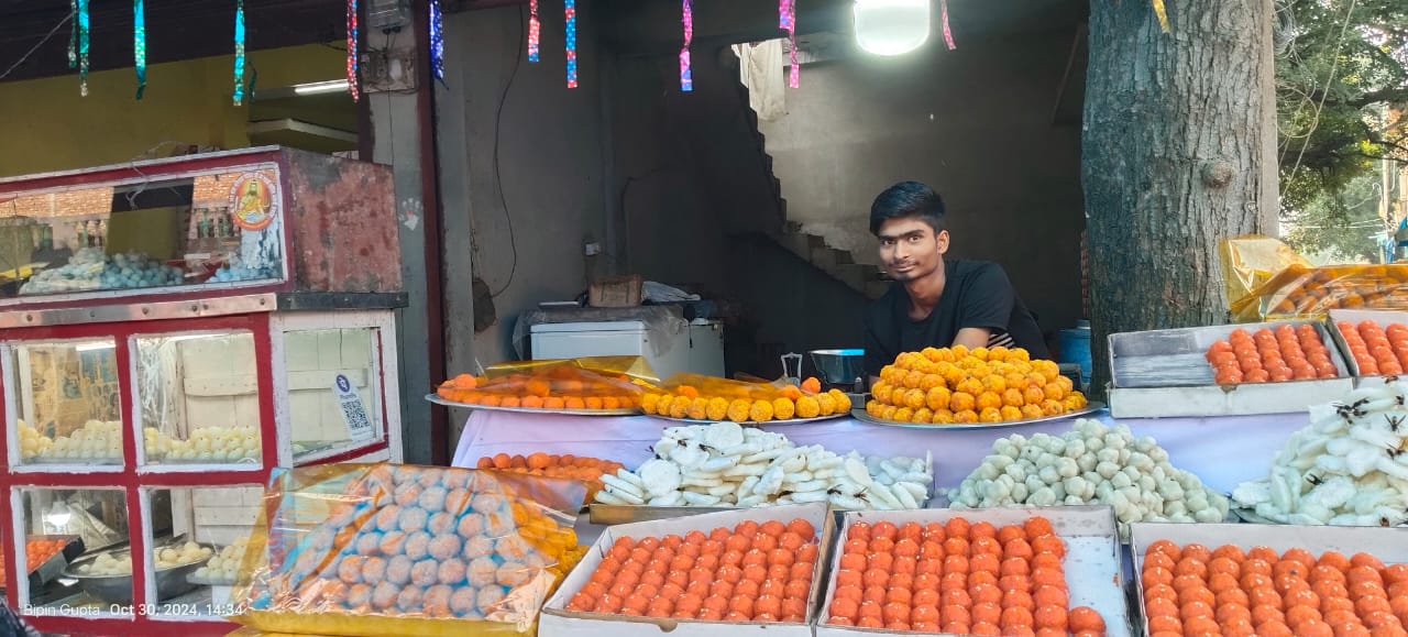 सहरसा में दीपावली की रौनकता से बाजार गुलजार, खूब बिकीं मिठाइयां और पटाखे