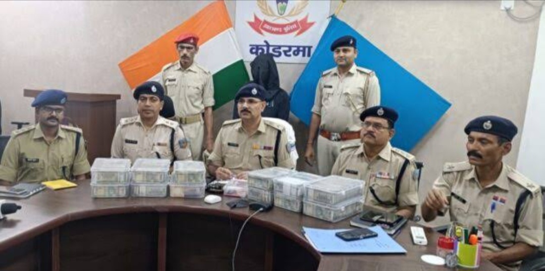 पुलिस की छापेमारी में एक करोड़ से अधिक नकद और अफीम बरामद