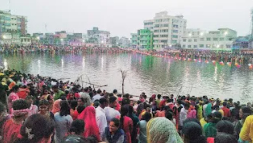 अस्ताचलगामी सूर्य को अर्घ्य देने उमड़ा आस्था का जनसैलाब