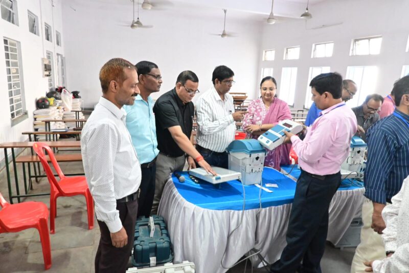सहायक निर्वाची पदाधिकारियों ने ली ईवीएम पर हैंड्स ऑन ट्रेनिंग
