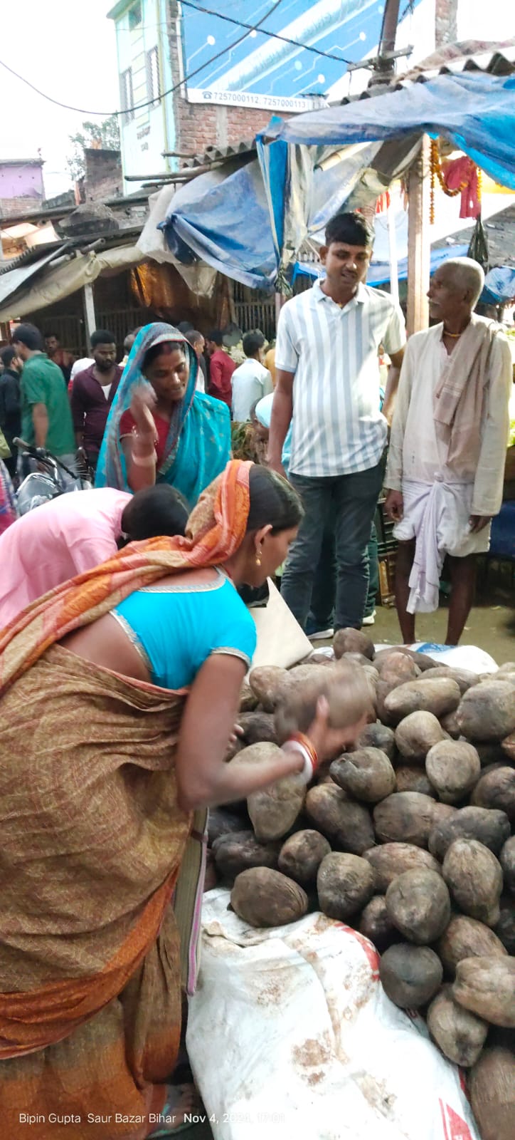 छठ पूजा को लेकर बाजारों में उमड़ी श्रद्धालुओं की भीड़, जमकर हुई खरीदारी