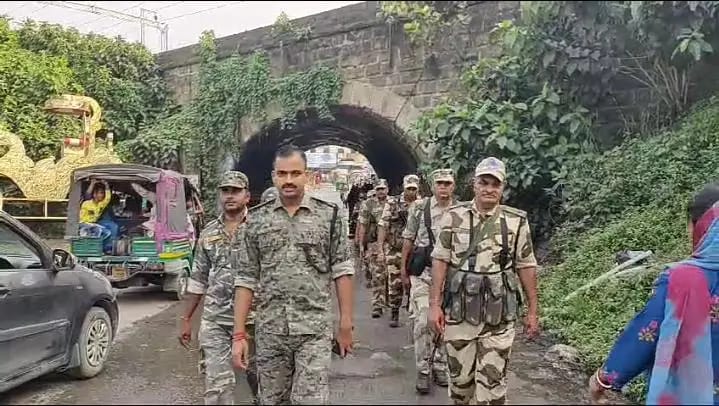 कुमारधुबी पुलिस के नेतृत्व में निकाला गया फ्लैग मार्च