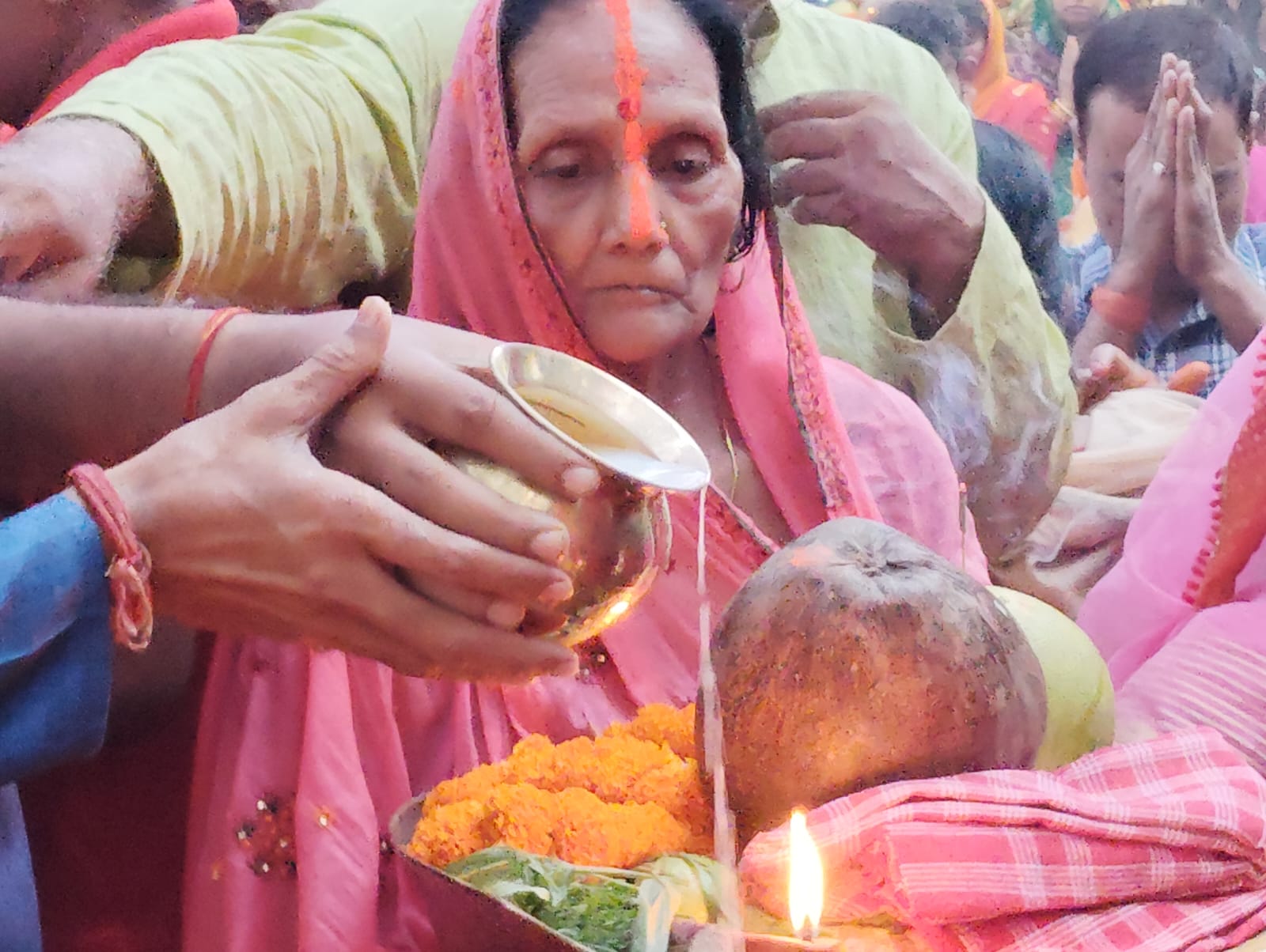 उगते सूर्य को अर्घ्य देकर हुआ छठ पूजा का समापन