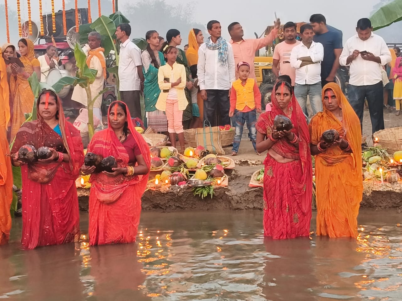 उदीयमान सूर्य को अर्घ्य के साथ लोक आस्था का महापर्व छठ संपन्न, व्रतियों ने परिवार की सुख-समृद्धि का मांगा आशीर्वाद