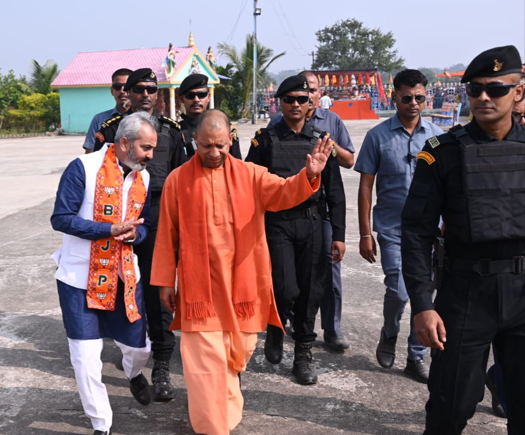 योगी आदित्यनाथ ने राम दरबार और काली मंदिर में की प्रार्थना – अर्चना