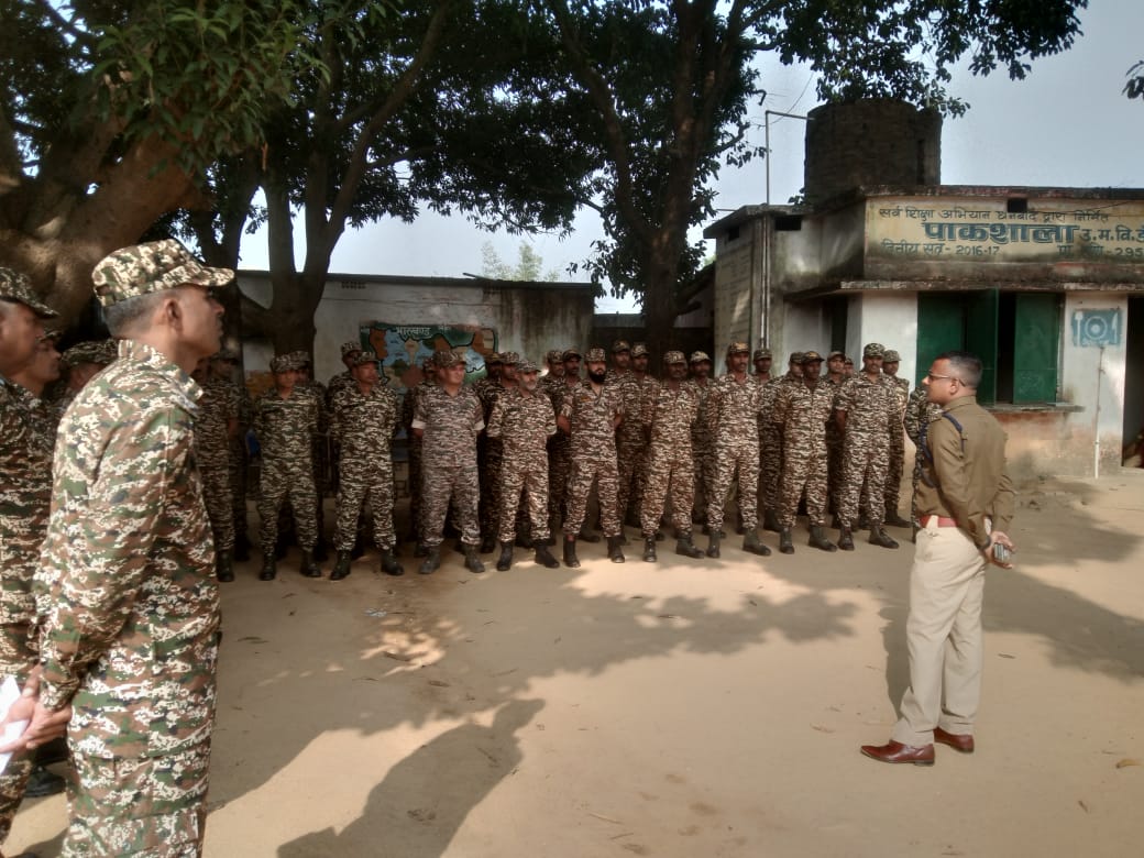 पुलिस पदाधिकारियों ने नक्सल प्रभावित मतदान केंद्रों का भ्रमण कर लिया सुरक्षा व्यवस्था का जायजा