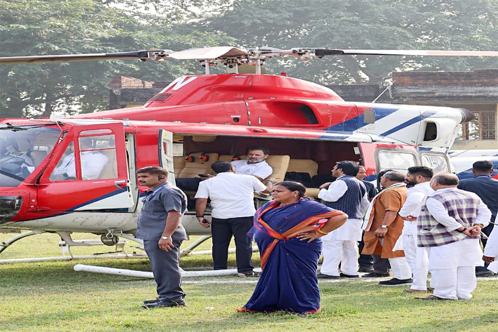 महाराष्ट्र के अमरावती में चुनाव आयोग की टीम ने राहुल गांधी के बैग की जांच की