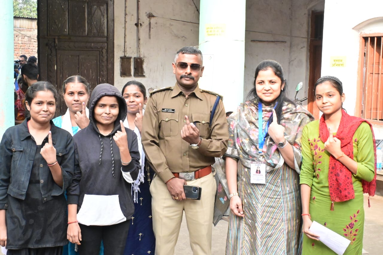 उपायुक्त व एसएसपी ने किया डीएवी उच्च विद्यालय के मतदान केंद्रों का निरीक्षण