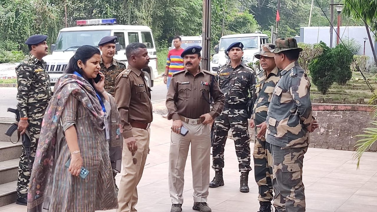 जिला निर्वाचन पदाधिकारी और वरीय पुलिस अधीक्षक ने विभिन्न बूथों का किया निरीक्षण