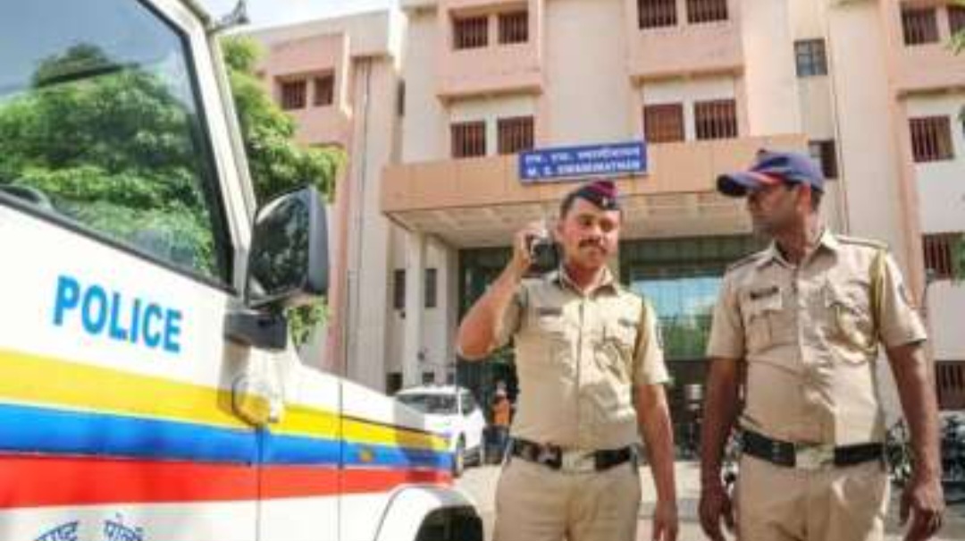 एयरपोर्टों को बम से उड़ाने की धमकी देनेवाला पुलिस हिरासत में