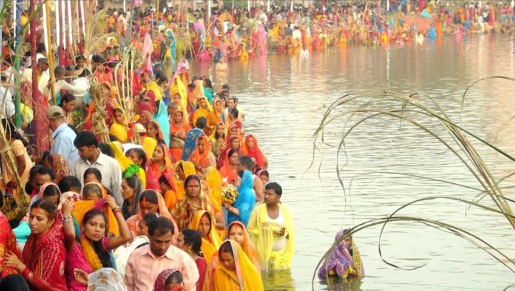 उगते सूर्य को अर्घ्य अर्पण के साथ महापर्व छठ का हुआ समापन 