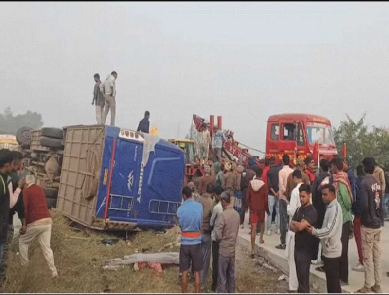 हजारीबाग में बस पलटी, 07 यात्रियों की मौत, 25 से अधिक घायल 1 हजारीबाग में बस पलटी, 07 यात्रियों की मौत, 25 से अधिक घायल