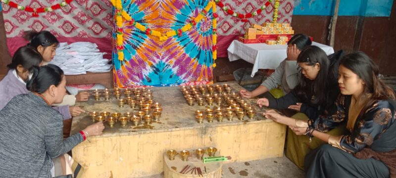 तिब्बतियों ने दलाई लामा को नोबल शांति पुरस्कार मिलने के उपलक्ष्य में की पूजा-अर्चना