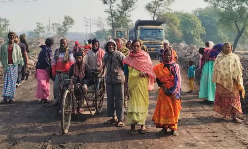 लेप्रोसी कॉलोनी के दिव्यांगो ने पानी,बिजली व सड़क की मांग को लेकर घंटों ठप्प किया ट्रांसपोर्टिंग