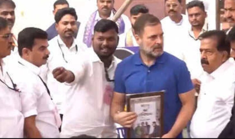 कांग्रेस नेता राहुल गांधी परभणी में सूर्यवंशी के परिजनों से मिले, पुलिस को बताया जिम्मेदार 1 कांग्रेस नेता राहुल गांधी परभणी में सूर्यवंशी के परिजनों से मिले, पुलिस को बताया जिम्मेदार