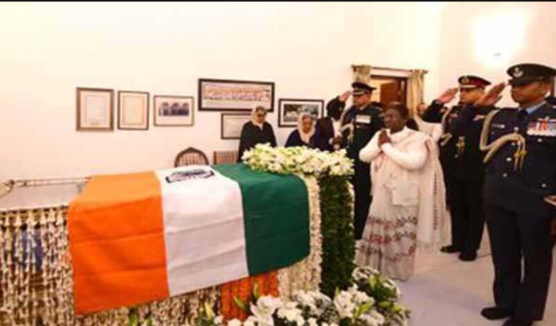 राष्ट्रपति, उपराष्ट्रपति और प्रधानमंत्री ने मनमोहन सिंह के आवास पर जाकर दी श्रद्धांजलि