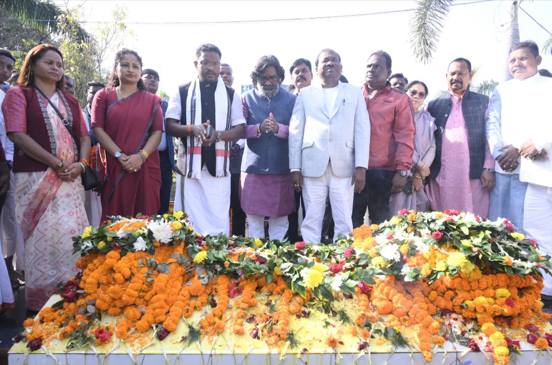 मुख्यमंत्री ने खरसावां गोलीकांड के वीर शहीदों के स्मारक पर मल्यार्पण कर दी श्रद्धांजलि