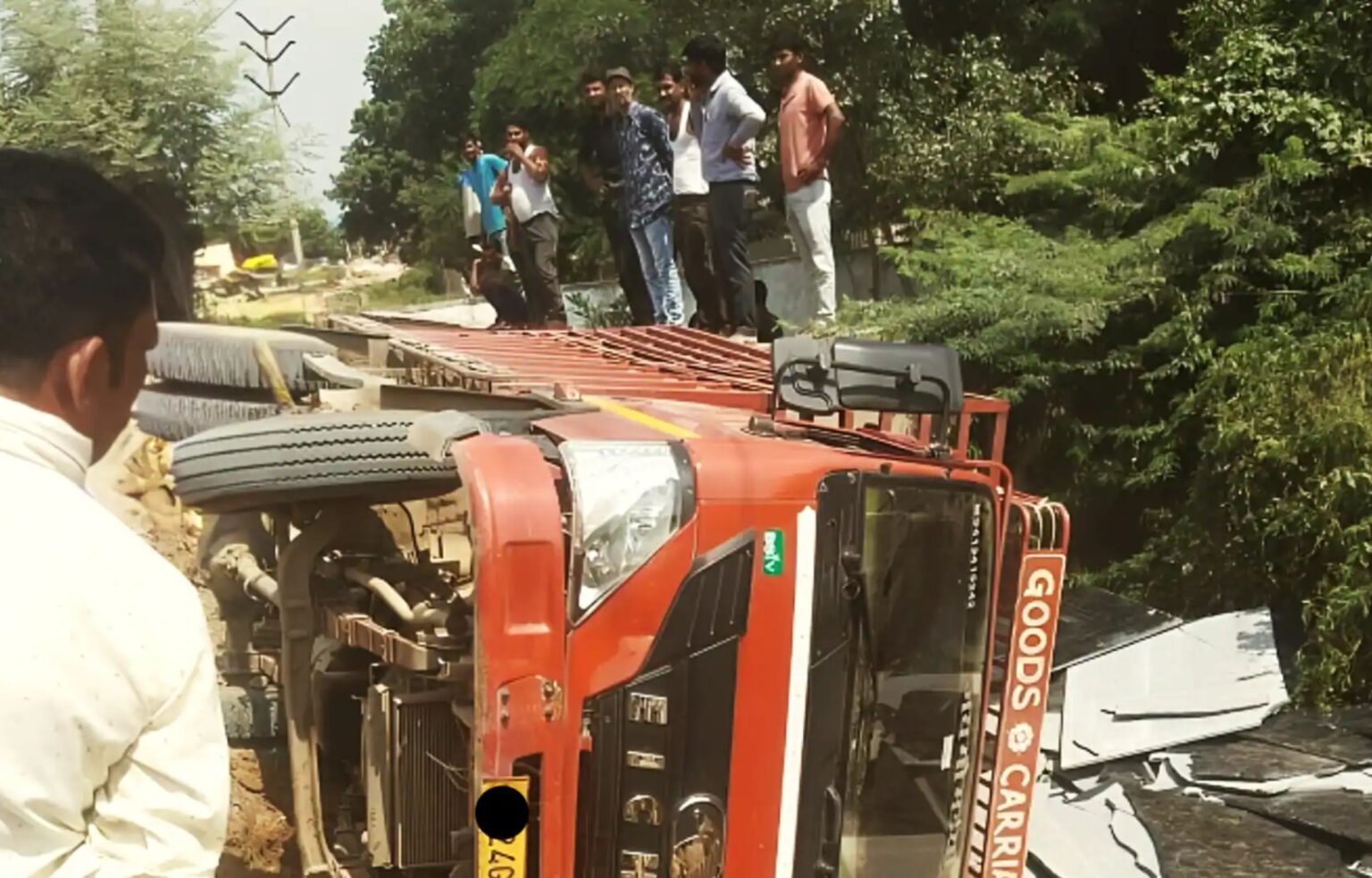 तमिलनाडु-कर्नाटक सीमा पर एल्लापुरा में ट्रक खाई में गिरी, नौ की मौत व दस घायल